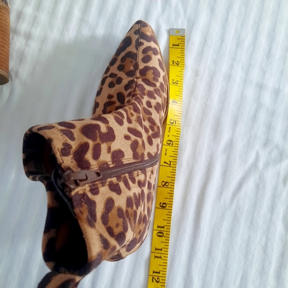Leopard print ankle booties Size 8.5 - Picture 10 of 11